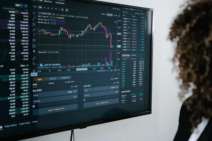Bitcoin Falls To $92K As Long-Term Holders Push A Sell-Off During Volatility